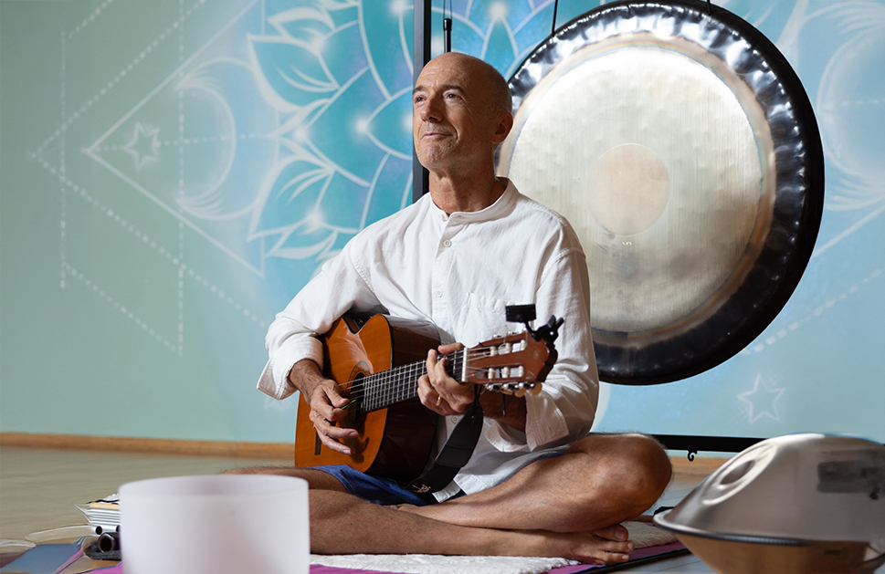 以音樂、冥想及梵唱敲響新一年 由 Clayton Horton 指導